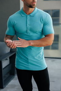 เสื้อโปโลผู้ชายทรงสลิมฟิตแขนสั้นสีพื้นผ้าถักลำลองสีฟ้าอ่อน - Product Image 3