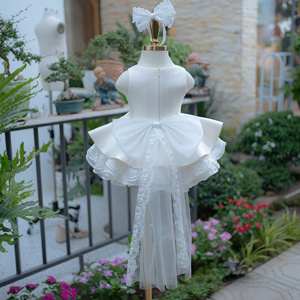 10 Tenues de princesse élégantes pour enfants, blanches, deux pièces, avec haut et jupe séparés, longue queue de nœud à l'arrière et accessoire pour cheveux - Product Image 4