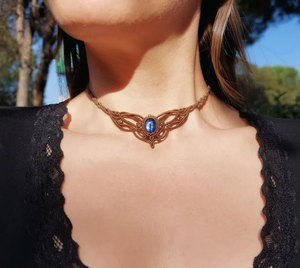 Collar colgante vintage de hilo de lino para mujer con bisel ovalado de zafiro y patrón de alas chapado en bronce antiguo - Product Image 2