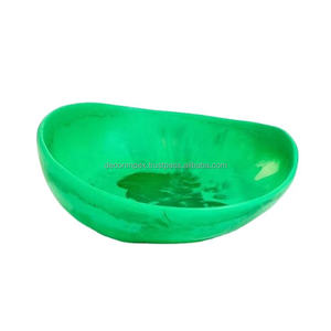 Ces bols en verre vert uniques en leur genre sont parfaits pour créer une cape de table accueillante pour la saison des fêtes à venir. Fabriqué - Product Image 2