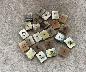 Juego de Runas de Cuerno, Piedras de Adivinación Nórdicas Hechas a Mano, Juego de Regalo Espiritual para la Adivinación de la Fortuna - Product Image 1
