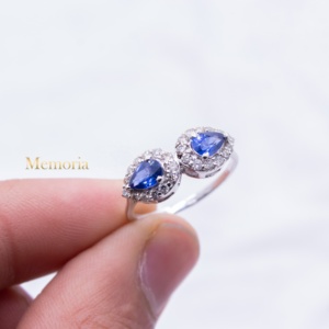 Anillo de Oro Blanco de 18k con Dos Piedras de Zafiro Azul Natural en Forma de Pera y Halo de Diamantes, Joyas Memoria, Venta al Por Mayor - Product Image 1