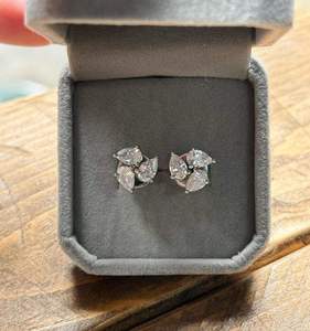 ต่างหูเพชรทรงลูกแพร์สามเม็ด ประดับเพชรเลี้ยงในห้องปฏิบัติการ ดีไซน์แบบห้อย ตัวเรือนทอง 14k หรือเงิน รับรองโดย IGI คุณภาพ DEF VVS VS - Product Image 1