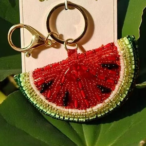 Llavero de sandía con cuentas, diseño de fruta lindo en forma de semicírculo, mosquetón de aleación de zinc, material de resina, duradero, tejido por MULTI CRAFT - Product Image 1