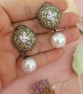 Pendientes Elegantes de Latón Plateado con Circonitas, Diseño Fusion, para Mujer, Ideales para Fiestas y Eventos Nocturnos - Product Image 3