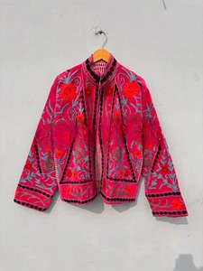 เสื้อแจ็คเก็ตกำมะหยี่สีชมพูสำหรับผู้หญิง งานแฮนด์เมด ขายดีประจำปี 2026  งานปักแบบดั้งเดิมสไตล์ราชสถาน  เสื้อโค้ทฤดูหนาว แขนยาวเต็มตัว  คาร์ดิแกนสไตล์ชาติพันธุ์ - Product Image 3