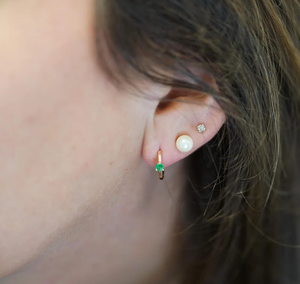 ต่างหูห่วงชุบทอง 18K สไตล์มินิมอล ประดับด้วยพลอยสีเขียวทรงเหลี่ยมแบบ Emerald Cut ตัวเรือนแบบ Claw Setting เหมาะสำหรับผู้หญิงสวมใส่ในชีวิตประจำวัน - Product Image 3