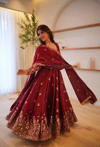 Ensemble Anarkali brodé bordeaux pour femme avec dupatta, robe ethnique florale perlée pour mariage, fête, Diwali - Product Image 4