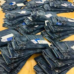 Jean en denim délavé foncé coupe slim et droite pour homme, taille mi-haute, déchiré, décontracté, respirant, style Y2K vintage streetwear, en coton - Product Image 3