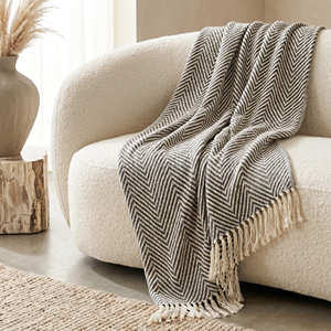 Plaid en coton tissé 125x150 cm avec motif texturé fin et franges pour canapé, lit, mobilier de salon et décoration rustique moderne - Product Image 1
