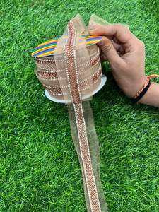 Dentelle dorée élégante avec finition scintillante, idéale pour les tenues de mariage et de soirée. - Product Image 3