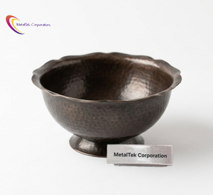 En gros, Petit plat décoratif doré martelé sur pied à bord festonné, pour chocolats et fruits secs, artisanal - Product Image 4