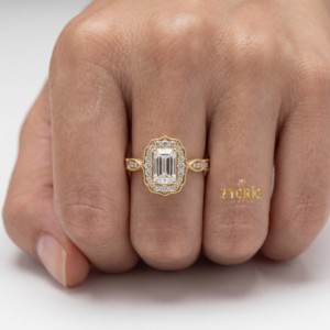 Bague de fiançailles vintage en or 18 carats avec diamant de laboratoire taille émeraude, halo et milgrain, bague de mariée antique pour femme - Product Image 5