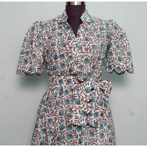 Robe midi florale Kangura pour femme, 100 % coton écologique, style Kangura, col en V, manches courtes, boutons décoratifs, lavable. - Product Image 4