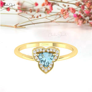Bague de mariage élégante en or jaune 14 carats avec aigue-marine naturelle de 5 mm sertie à griffes et halo de diamants, vente en gros pour mariée - Product Image 1