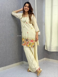 Conjunto de Kurta Chinon Suave Premium con Hermosos Bordados y Cuentas Decorativas, Ropa Étnica Elegante para Ocasiones Festivas y de Fiesta - Product Image 2