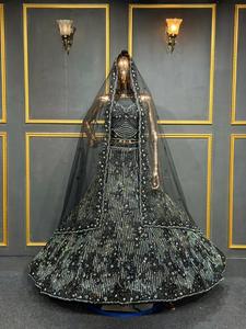 Lehenga choli de mariée avec un travail lourd de jarkan, une ceinture imposante et une grande ampleur pour un look de mariage intemporel - Product Image 3