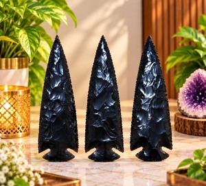Figurine en forme de pointe de flèche en obsidienne noire 100% naturelle, faite à la main, style mascotte, pour la guérison rituelle, objet d'art et de collection - Product Image 5