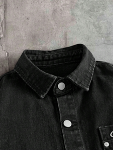 Chemise en jean pour homme noire délavée dégradée effet ombré, manches courtes, coupe ample, brodée, style streetwear, épaules tombantes - Product Image 5