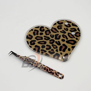 Pince à épiler en acier durable Tiger Print testée à la main pour une forte adhérence avec des carreaux de cils en acrylique - Product Image 4