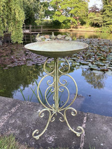 Bain d'oiseaux en métal de qualité supérieure, décoratif pour jardin extérieur, sur piédestal, durable, finition résistante à la rouille, pour l'aménagement paysager de jardin. - Product Image 4