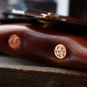 Étui à lunettes classique en cuir marron avec fermeture à pression dorée et attache porte-clés - Product Image 6