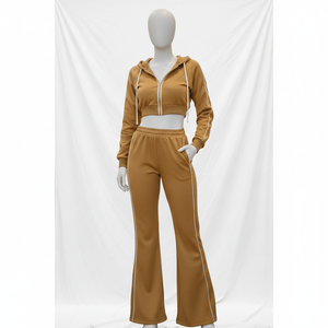 Ensemble de survêtement pour femme en 100% coton, style streetwear, avec sweat à capuche court zippé à strass et pantalon jogger évasé à passepoil latéral - Product Image 4