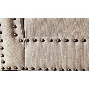 Chaise longue contemporanea in tessuto beige effetto lino con finiture a borchie per soggiorno moderno, include cuscino per panca - Product Image 4