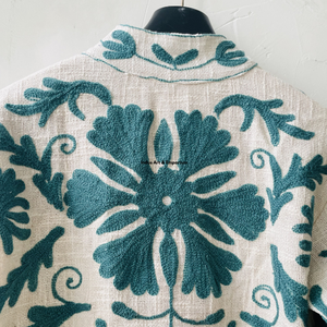Chaqueta de Invierno de Algodón Suzani Hecha a Mano en India, Abrigo Unisex Bordado a Mano con Cuello Alto - Product Image 4
