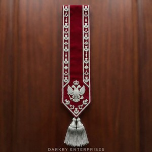 Écharpe maçonnique personnalisée en velours bordeaux avec broderie en fil d'argent, croix celtique et motif épi de blé, ornée de franges et pompons faits main - Product Image 2
