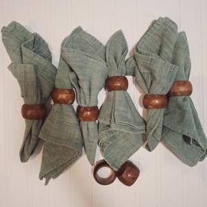 Porte-serviettes rond classique en bois pour une présentation de dîner de luxe, idéal pour les restaurants et les repas traditionnels. - Product Image 6