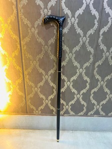 Canne de marche multifonctionnelle en cuir d'eucalyptus gravé, à suspendre au mur, pliable en 3, 37 pouces (environ) Design d'art populaire OLD WORLD - Product Image 2