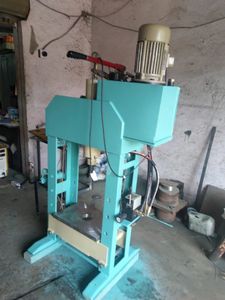 DIVINE MACHINERY SOLUTION DMSH200 Prensa Hidráulica Tipo H de 200 Toneladas |   Uso en Talleres de Alta Resistencia |   Manual Semiautomático - Product Image 2