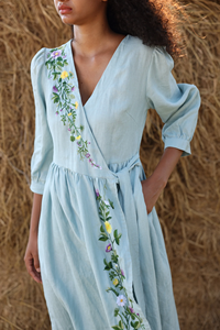Vestido Cruzado Azul Claro con Bordado Floral a Mano para Mujer, Elegante Vestido Midi con Cuello en V en Tonos Pastel y Bordado Floral Intrincado - Product Image 4