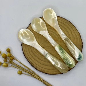 Cuchara de Té de Nácar en Forma de Hoja Tallada a Mano, Cuchara de Café y Postre de Concha Natural, Vajilla Artesanal Única - Macy - Product Image 1