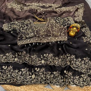 Sari en soie bicolore éclatant avec broderie traditionnelle Zari Mango et blouse de créateur entièrement cousue pour un glamour festif - Product Image 2