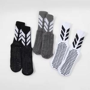 Chaussettes de sport en tricot personnalisées pour l'entraînement et la course à pied, antidérapantes, 100% coton, pour jeunes et enfants, fabriquées au Vietnam - Product Image 1