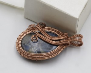 Pendentif ovale en améthrine enroulé sur fil de cuivre |   Bijoux faits à la main en améthyste naturelle |   Pendentif en cristal de guérison taille unique - Product Image 4