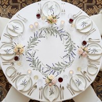 Charmante nappe ronde en coton brodée avec des motifs de lavande, nappe botanique vintage pour réception de mariage et décoration de la maison