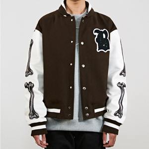 Veste universitaire en laine personnalisée pour homme avec col montant, broderies et écussons noirs et rouges, design frontal - Product Image 5