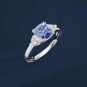 Bague de fiançailles classique pour femme avec diamant de laboratoire taille coussin, en platine PT950, saphir bleu central certifié IGI - Product Image 4