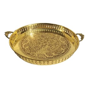 Plateau décoratif rond en laiton avec motif floral gravé et poignée, style traditionnel - Product Image 1