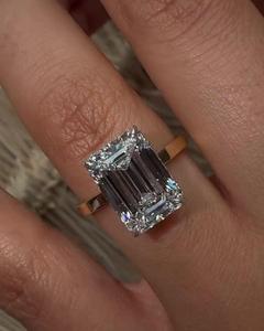 Bagues de fiançailles en or 14K 18K avec diamant de laboratoire certifié IGI de 4 carats taille émeraude, sertis à griffes, halo dissimulé, et alliances de 2mm en forme de cigare, directement de l'usine - Product Image 3