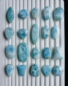 Cabujón de Larimar Natural Pulido de Formas Mixtas - Precio al por Mayor para Fabricación de Joyería - Product Image 2