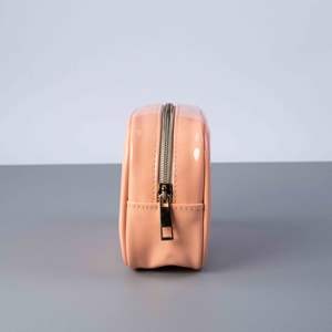 Sac de voyage innovant protégé par brevet pour les cosmétiques et l'organisation des soins de la peau - Product Image 3