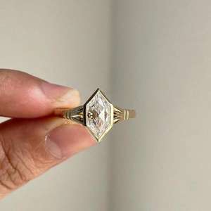 Anillo solitario de moissanita con corte hexagonal holandés Art Deco para unisex, plata 925 original con baño de oro, regalo de boda para novia. - Product Image 1