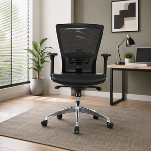 Chaise de bureau ergonomique en maille noire, dossier ouvert, accoudoirs réglables, base pivotante chromée, réglage manuel, design contemporain - Product Image 1