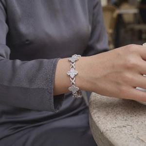 Bracelet pour femme en argent 925, chaîne à maillons avec croix en cristal pavé, classique pour tous les jours - Product Image 1