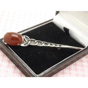 Broche Escocés con Diseño de Espada Estilizada, Pin para Kilt Hecho en Metal Plateado con una Piedra Ovalada de Color Marrón - Product Image 2