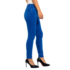 Jeans en denim pour femmes, denim clair, coupe slim, design moderne, finition soignée, confort quotidien, classique, respirant, coton et élasthanne - Product Image 4